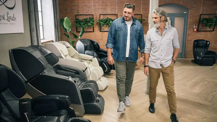 Luxueuze zwarte en zilveren massagestoel met topfuncties in de Massagestoelen Outlet.