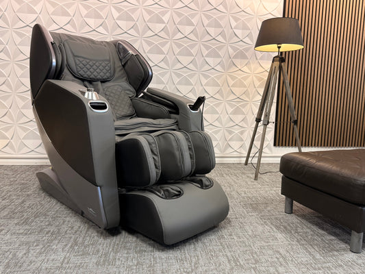 Strakke zwarte en grijze Massagestoel Massaggio Stravagante 2 met zero gravity functie in modern interieur