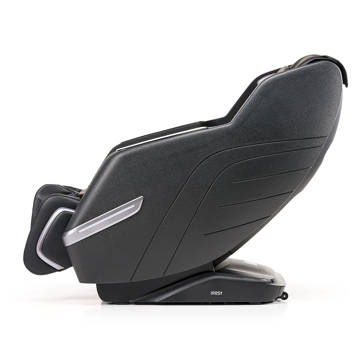 Zwarte leren massagestoel met modern design, perfect voor de iRest Chillin Open