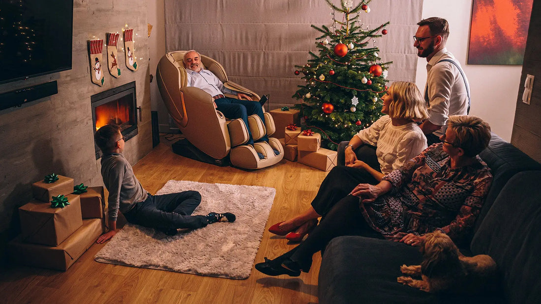 Versierde kerstboom met licht tussen massage stoel en bank, ultieme kerstcadeau vibes.