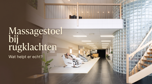 Man ontspant in een massagestoel bij rugklachten – New Comfort showroom