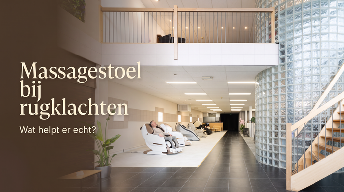 Man ontspant in een massagestoel bij rugklachten – New Comfort showroom