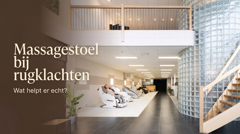 Man ontspant in een massagestoel bij rugklachten – New Comfort showroom