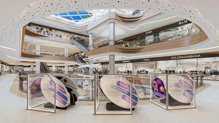 Moderne winkelcentrum interieur met glazen displays voor de iRest R-Pass massagestoel.