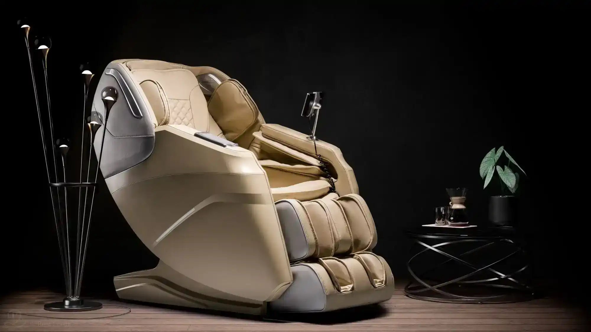 Luxueuze beige massagestoel met ergonomisch ontwerp en meerdere bedieningsfuncties.