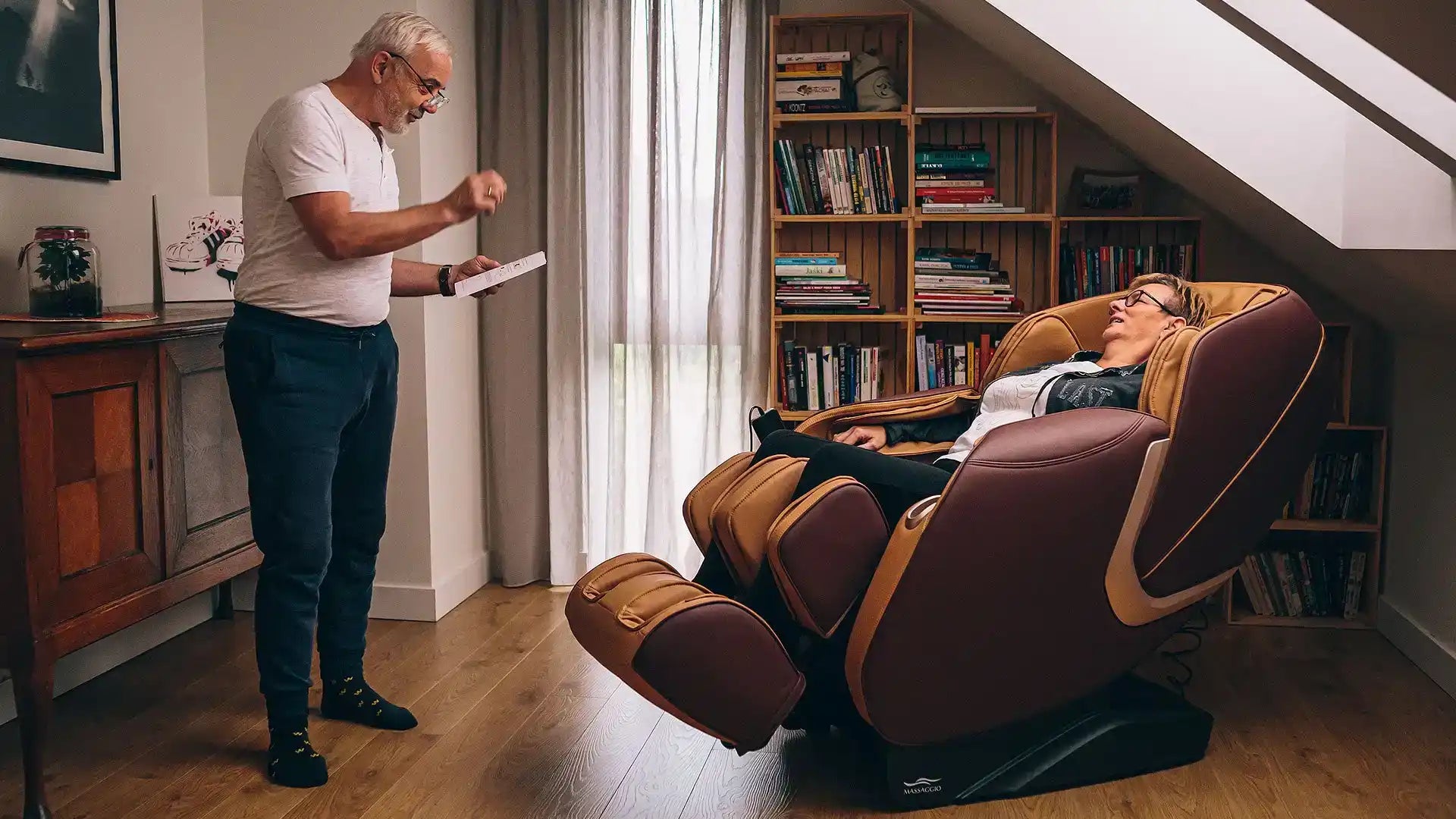 Bruine leren massagestoel met verstelbare rugleuning.