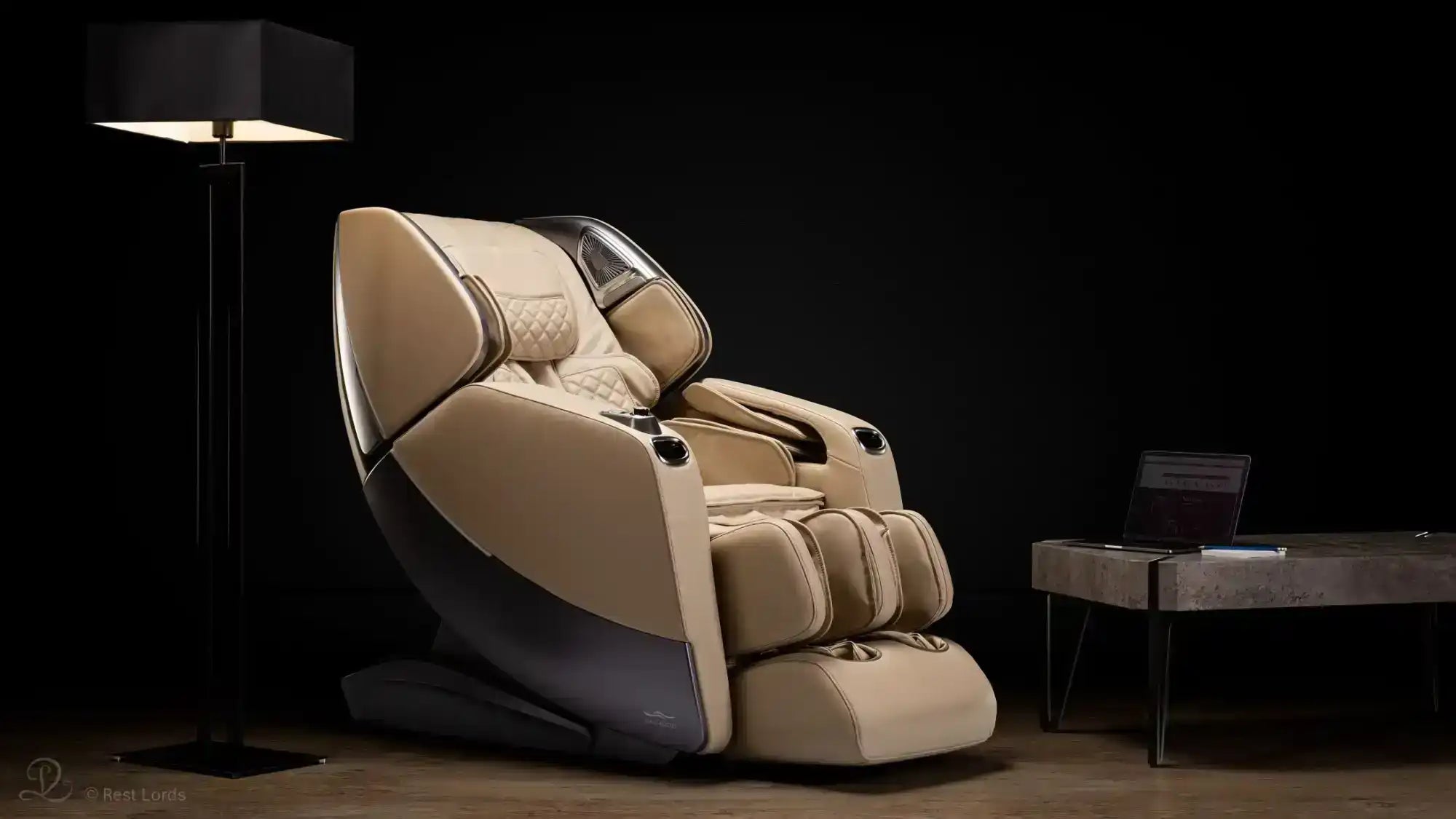 Luxe beige leren massagestoel met modern gebogen ontwerp.