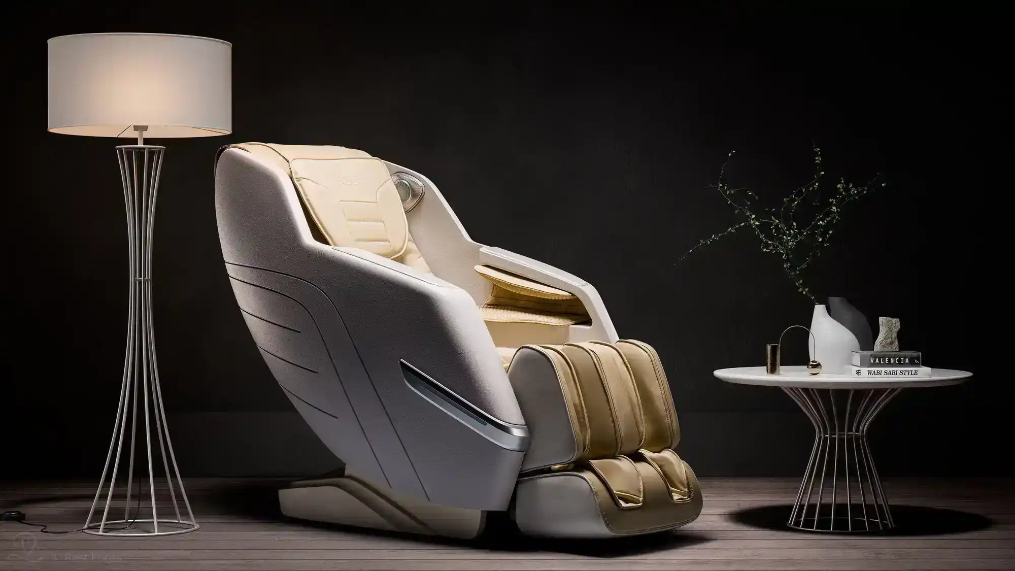 Luxueuze crèmekleurige massagestoel met moderne styling en geïntegreerde armsteunen.