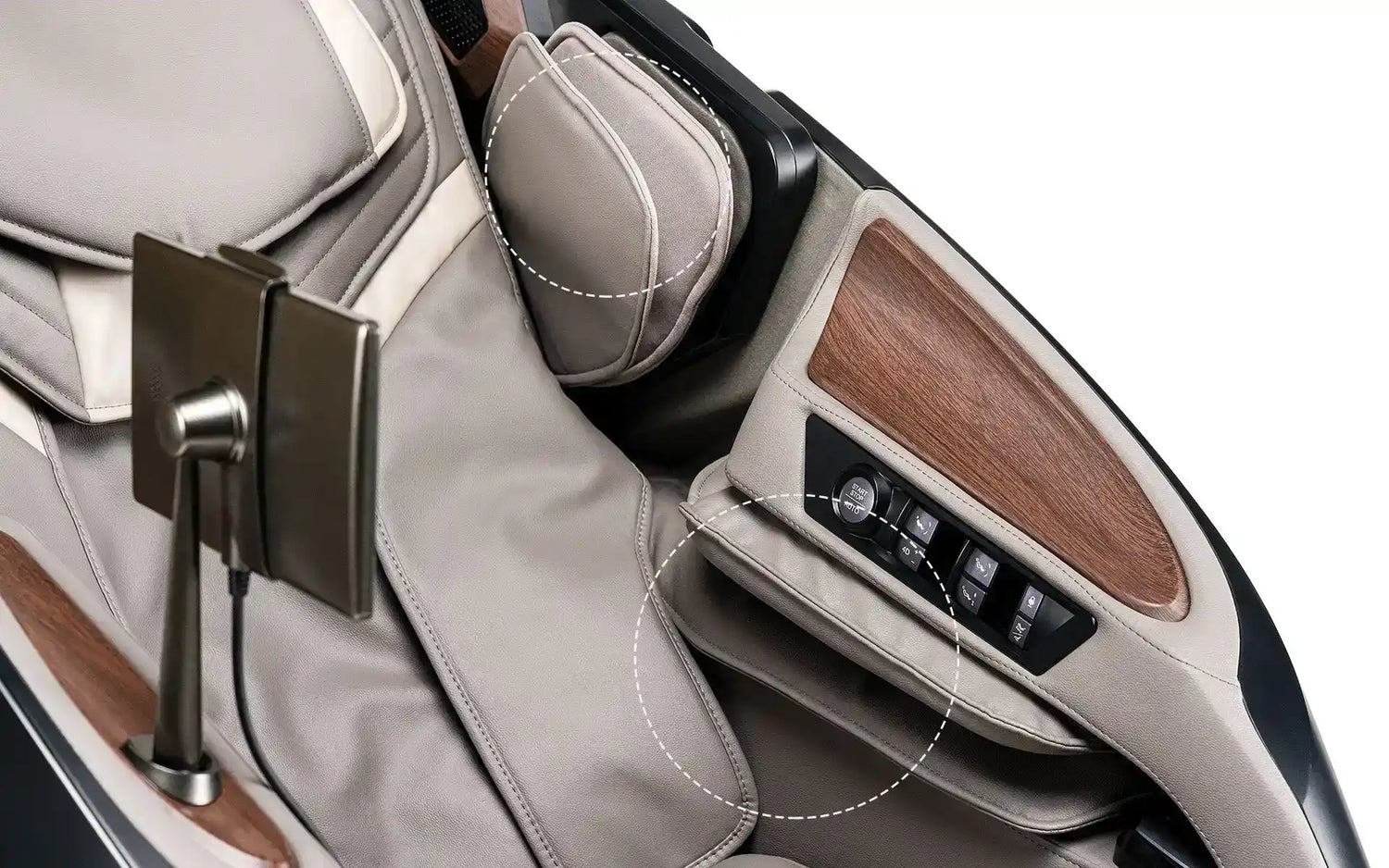 Luxe autostoel met beige leren bekleding en houten afwerking.