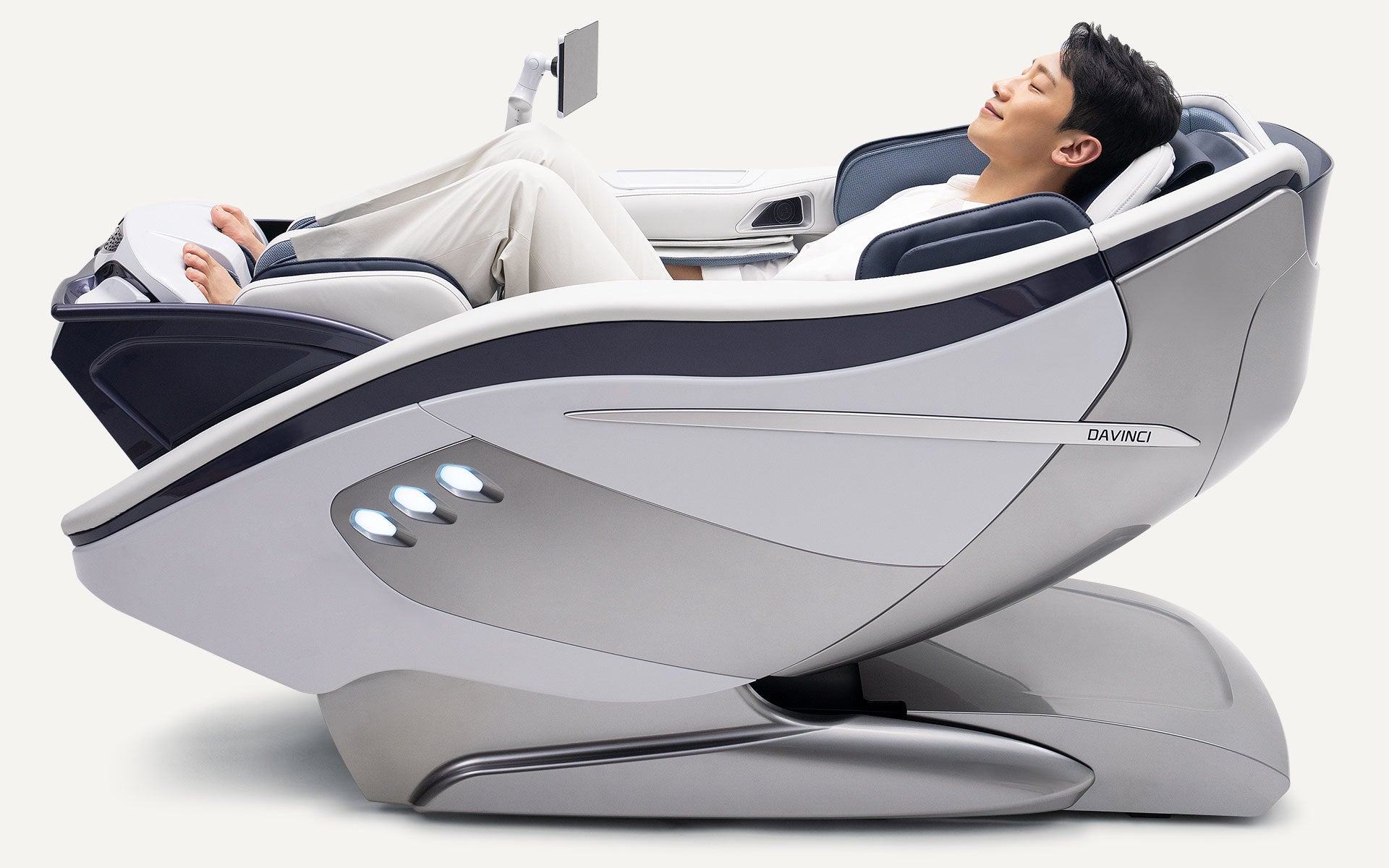 Load video: Bodyfriend DAVINCI - The world&#39;s first massage chair with BIA body composition analysis I New Comfort