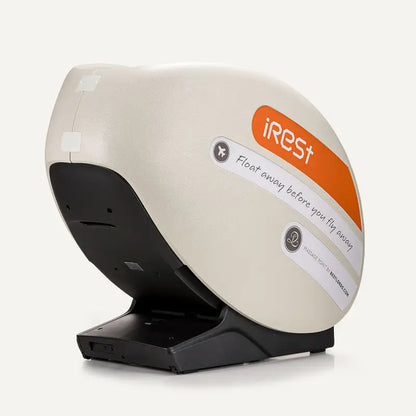 White en zwarte iRest R-Pass massagestoel met oranje branding op een standaard