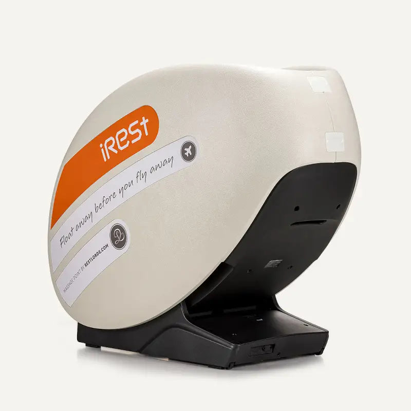 Witte en zwarte massagestoel iRest R-Pass T103 met oranje branding op standaard