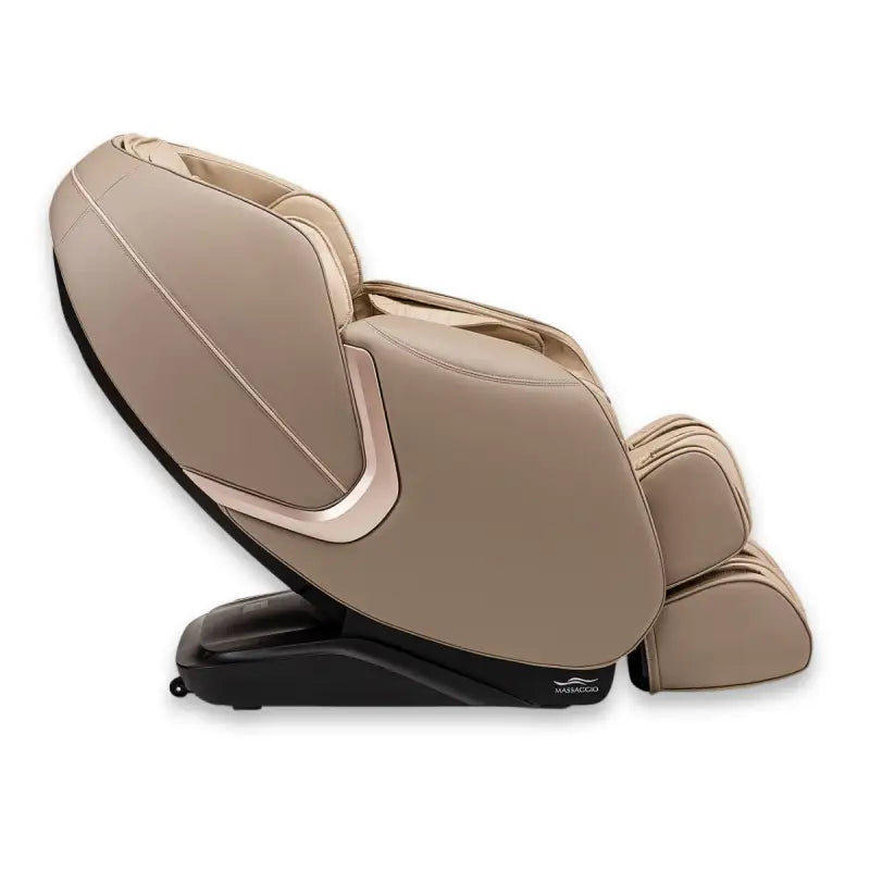 Beige leren massagechair met ergonomisch ontwerp en masserende armen voor subtiele aanraking