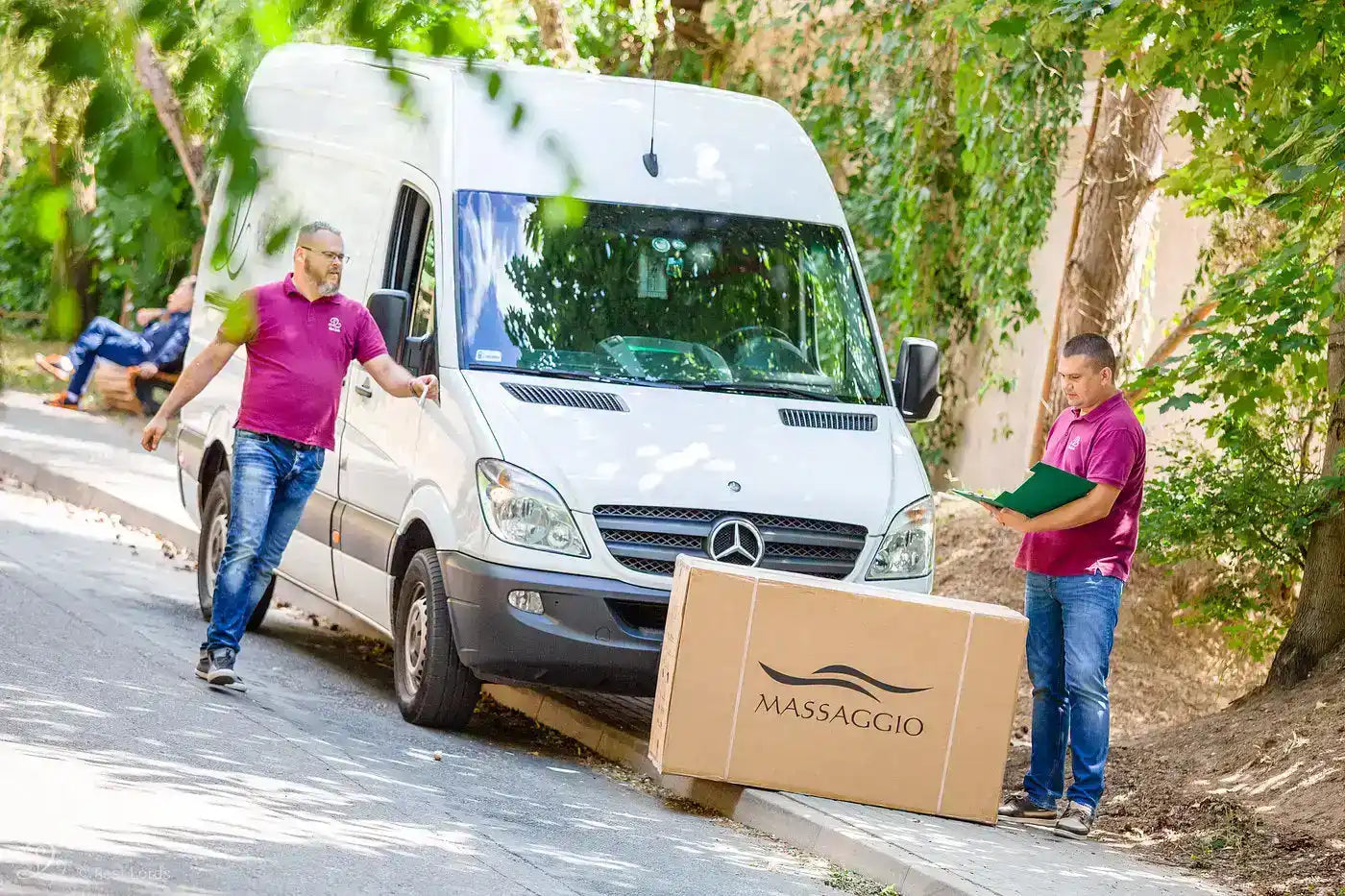 Mercedes-Benz Sprinter bus die wordt gebruikt voor levering.