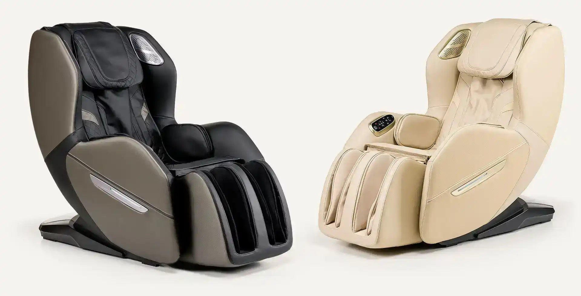 Twee luxe massagefauteuils in zwart en beige kleuren naast elkaar gepositioneerd.