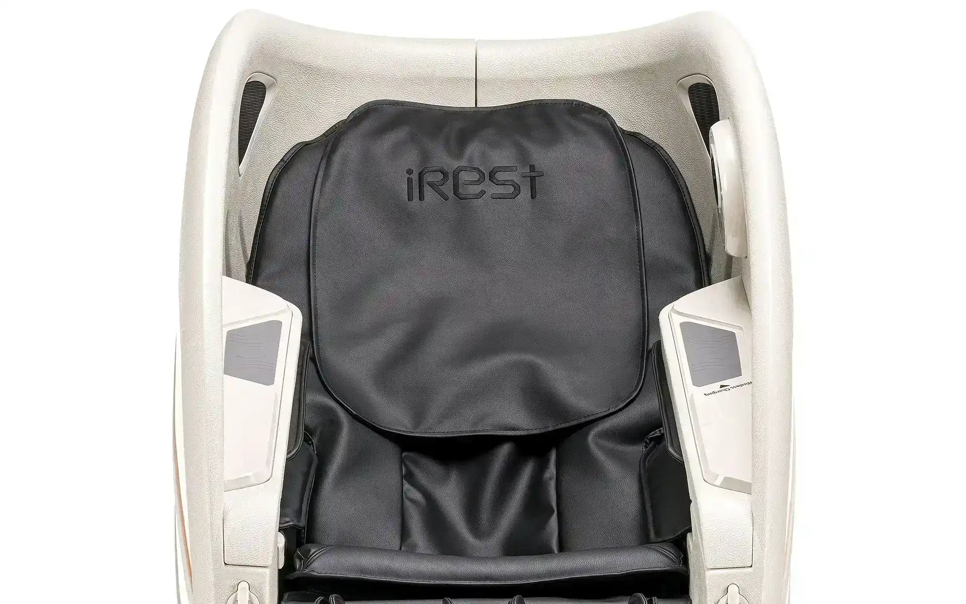 Zwarte leren massagestoel met iRest-merk.