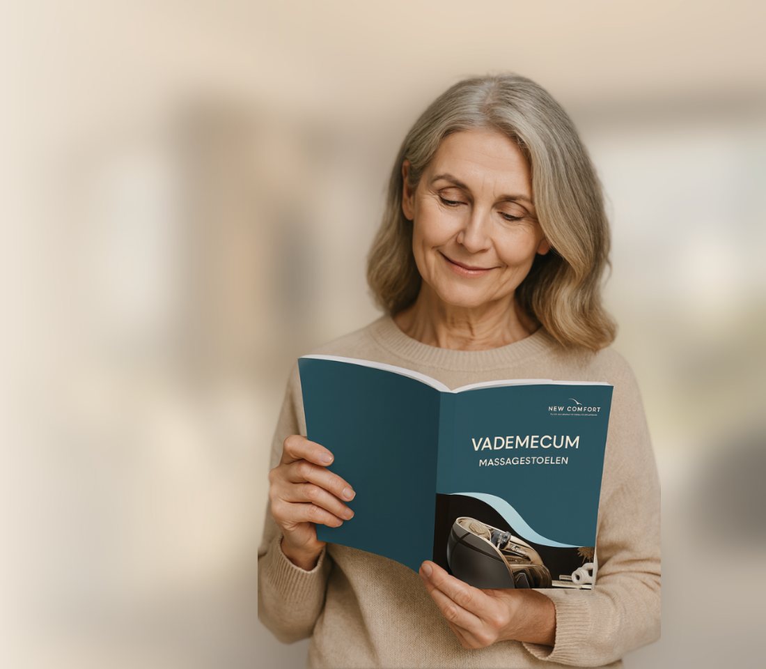Vrouw leest het e-book Vademecum massagestoelen in een lichte woonkamer
